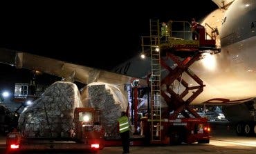 Aterriza el decimoctavo avión de Ayuso, que trae 350.000 trajes de protección para sanitarios