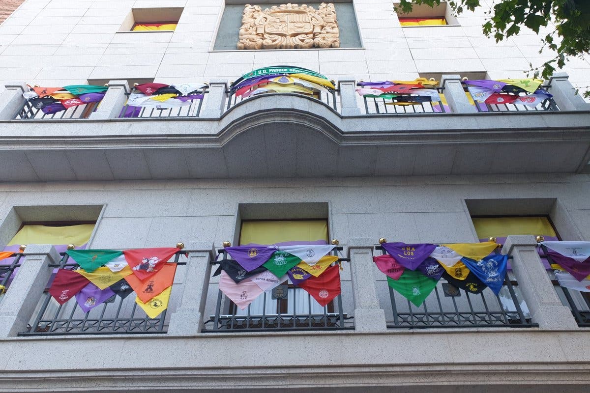 El emotivo homenaje de las peñas de Torrejón a los fallecidos por coronavirus