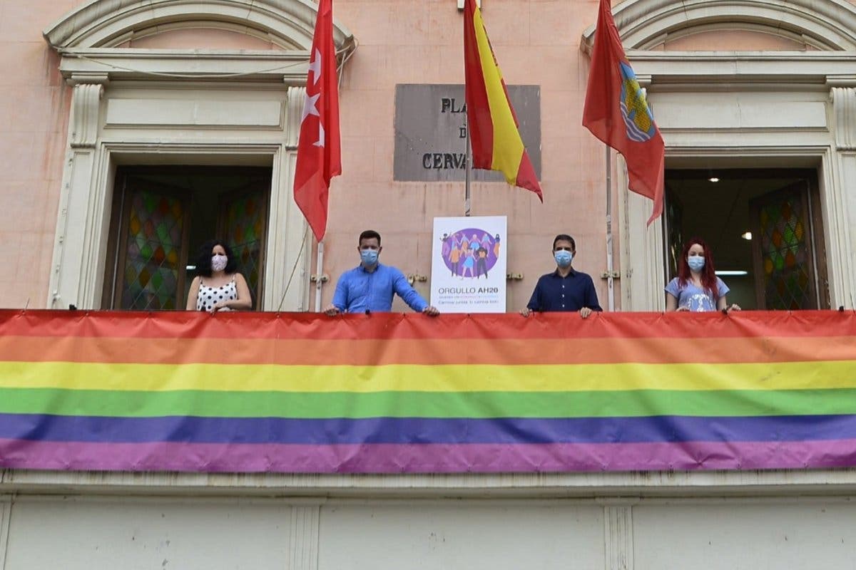 El juez rechaza retirar la bandera LGTBI del Ayuntamiento de Alcalá de Henares 