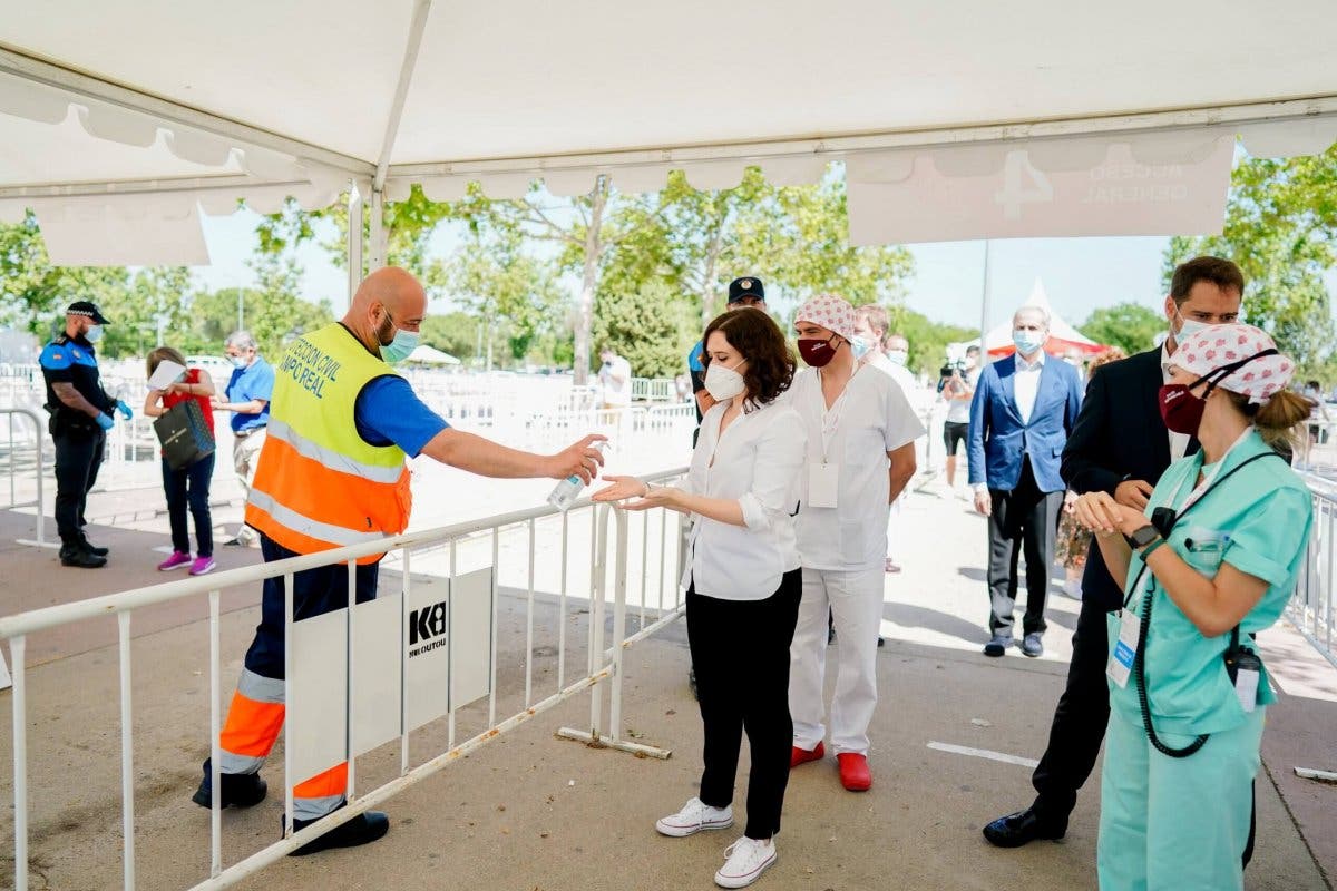 Ayuso visita las pruebas de coronavirus de Torrejón de Ardoz 