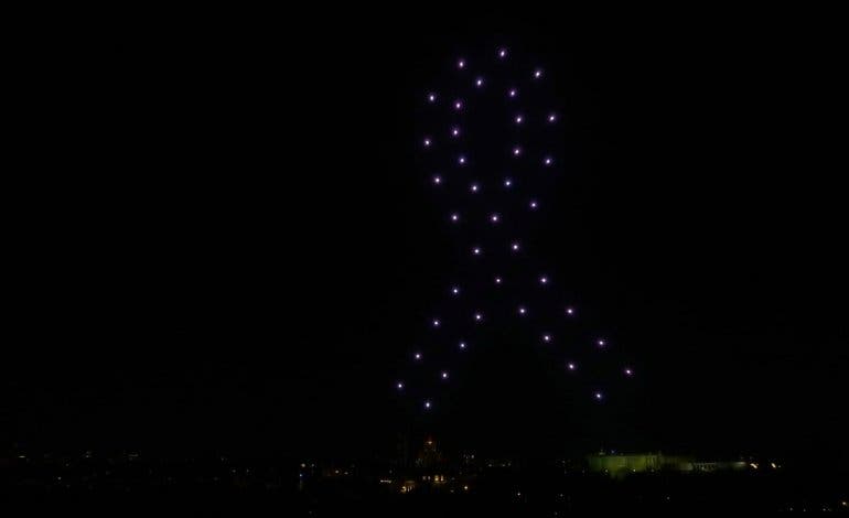 Así fue el espectáculo de drones por las víctimas del Covid-19 en Madrid 