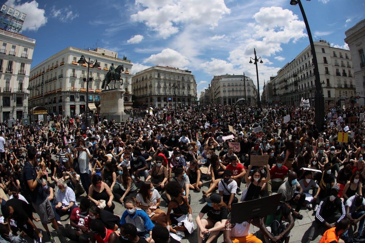 Madrid: Miles de personas se manifestaron contra el racismo sin distancia social