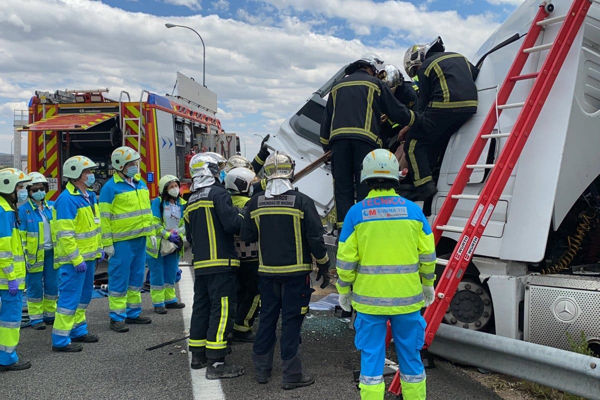 Aparatoso accidente entre dos camiones en la M45, San Fernando de Henares