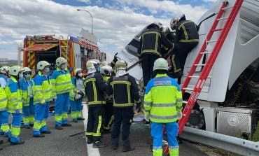 Aparatoso accidente entre dos camiones en la M45, San Fernando de Henares