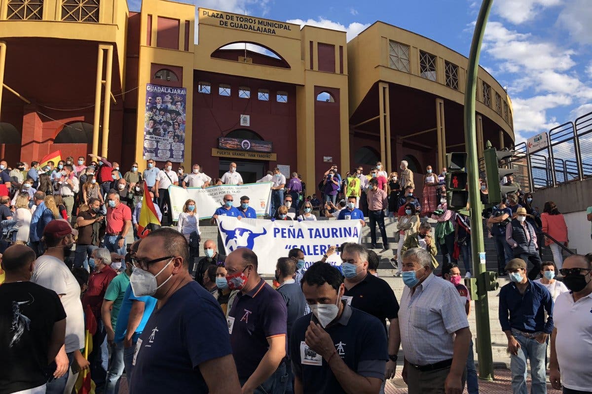 Miles de personas se manifiestan en Guadalajara en defensa de la tauromaquia