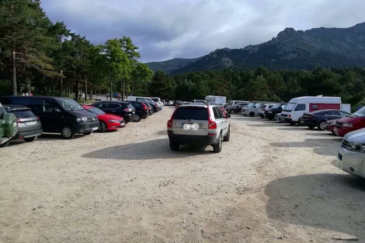 Parkings al completo en la sierra tras la escapada de cientos de madrileños