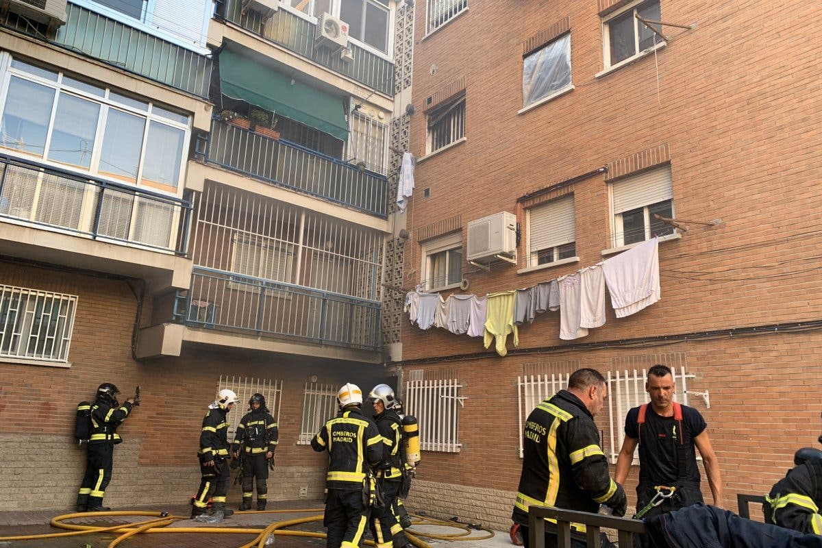 Intoxicadas 16 personas por inhalación de humo en un incendio en San Blas