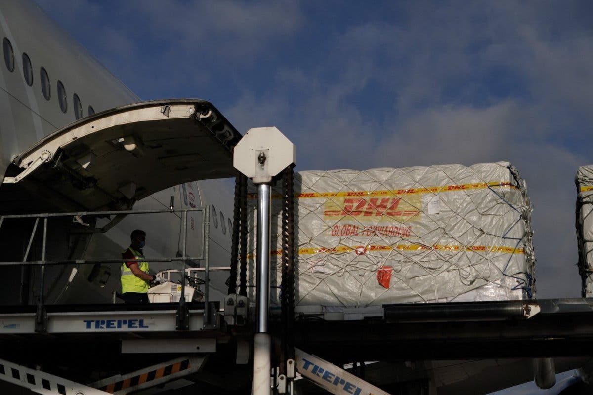 Aterriza el avión número 22 de Ayuso con material sanitario para Madrid 