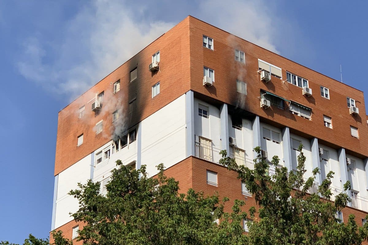 Rescatan a una mujer inconsciente en el incendio de un piso en Vallecas