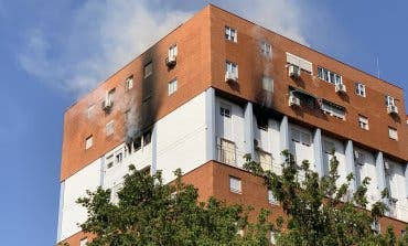 Rescatan a una mujer inconsciente en el incendio de un piso en Vallecas