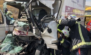 Un herido grave al chocar dos camiones en la M50