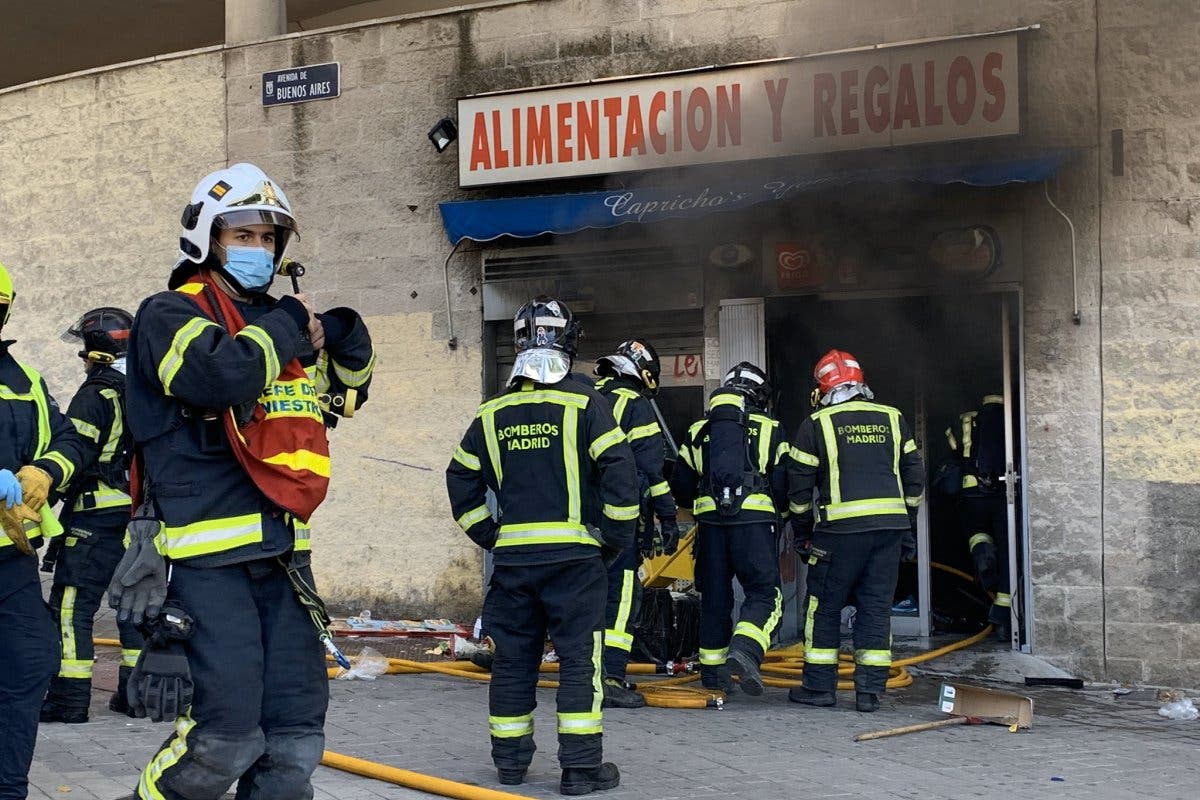 Un muerto y una mujer agredida en una tienda de alimentación incendiada en Vallecas