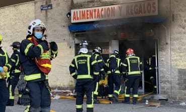 Un muerto y una mujer agredida en una tienda de alimentación incendiada en Vallecas