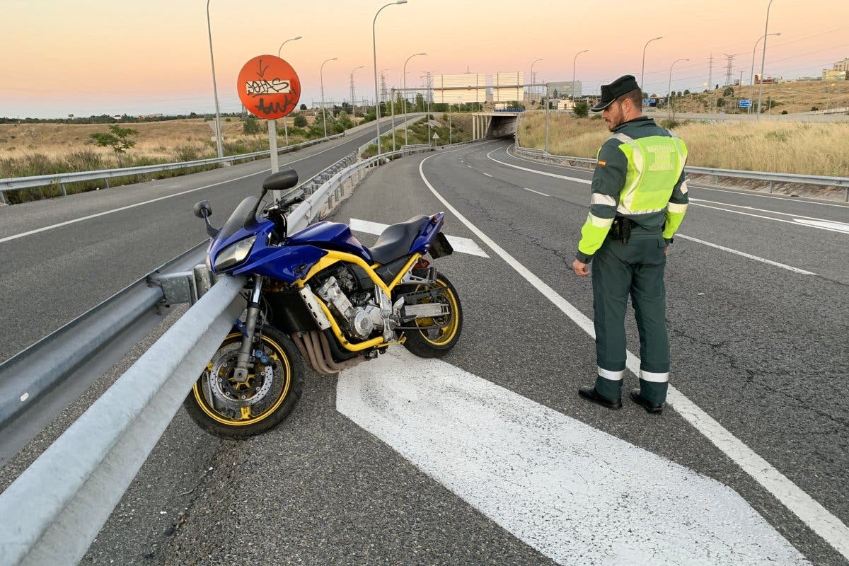 Grave un motorista en la M-40: la moto se desplazó 400 metros