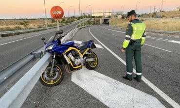 Grave un motorista en la M-40: la moto se desplazó 400 metros