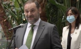 Comerciantes de Atocha increpan al ministro Ábalos: «Eres un sinvergüenza»
