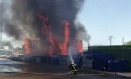 Extinguen un incendio en el exterior de una nave industrial en Alcalá de Henares