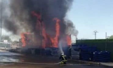 Extinguen un incendio en el exterior de una nave industrial en Alcalá de Henares