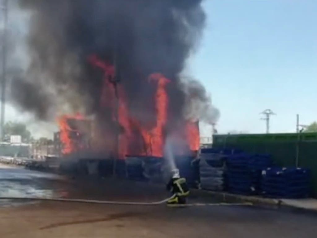 Extinguen un incendio en el exterior de una nave industrial en Alcalá de Henares