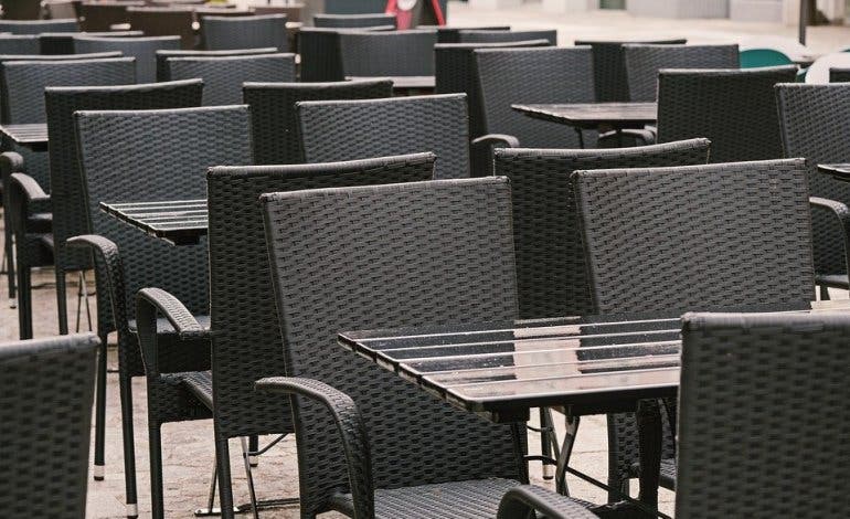 Sanidad cierra la hostelería en Villanueva y deja sólo las terrazas en Guadalajara capital