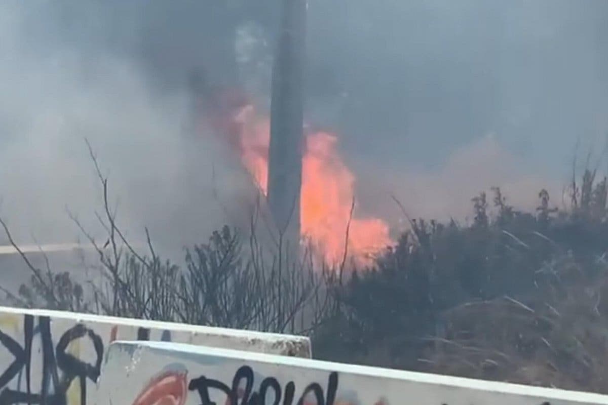 Un incendio de pastos en Vallecas provoca una gran columna de humo