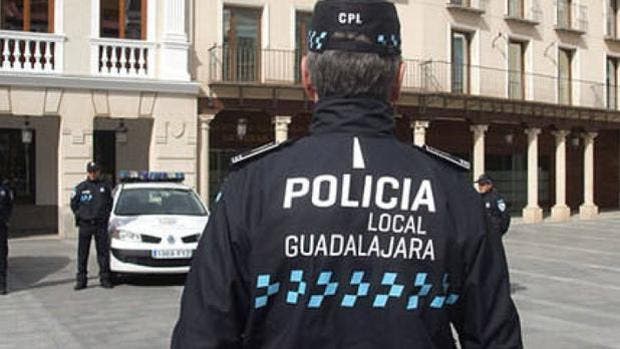Guadalajara a la caza de los irresponsables del botellón: 17 jóvenes sancionados en las últimas semanas