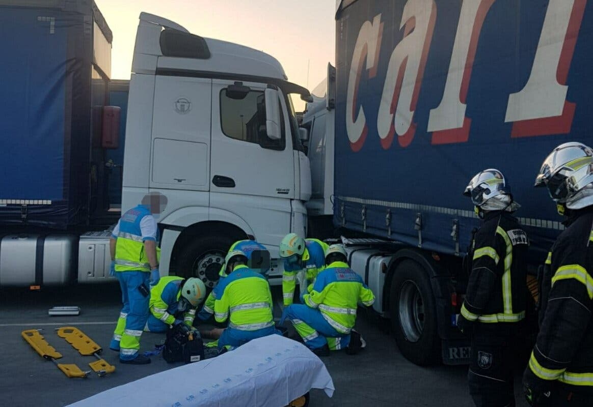 Muy grave un camionero tras quedar atrapado entre dos camiones en Fuenlabrada