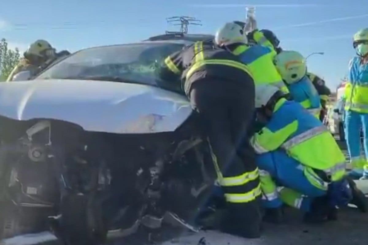 Herido grave un conductor tras colisionar contra un camión-grúa en la M-506