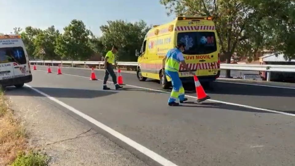 Hallan a una mujer muerta y a otra herida por atropello en una cuneta de la M-404