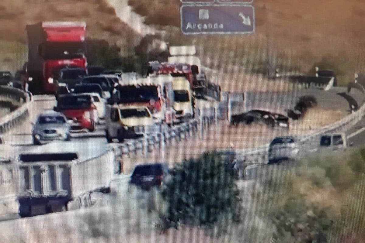 Herido un conductor al volcar su coche en la A3 en Arganda del Rey 