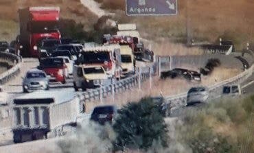 Herido un conductor al volcar su coche en la A3 en Arganda del Rey 