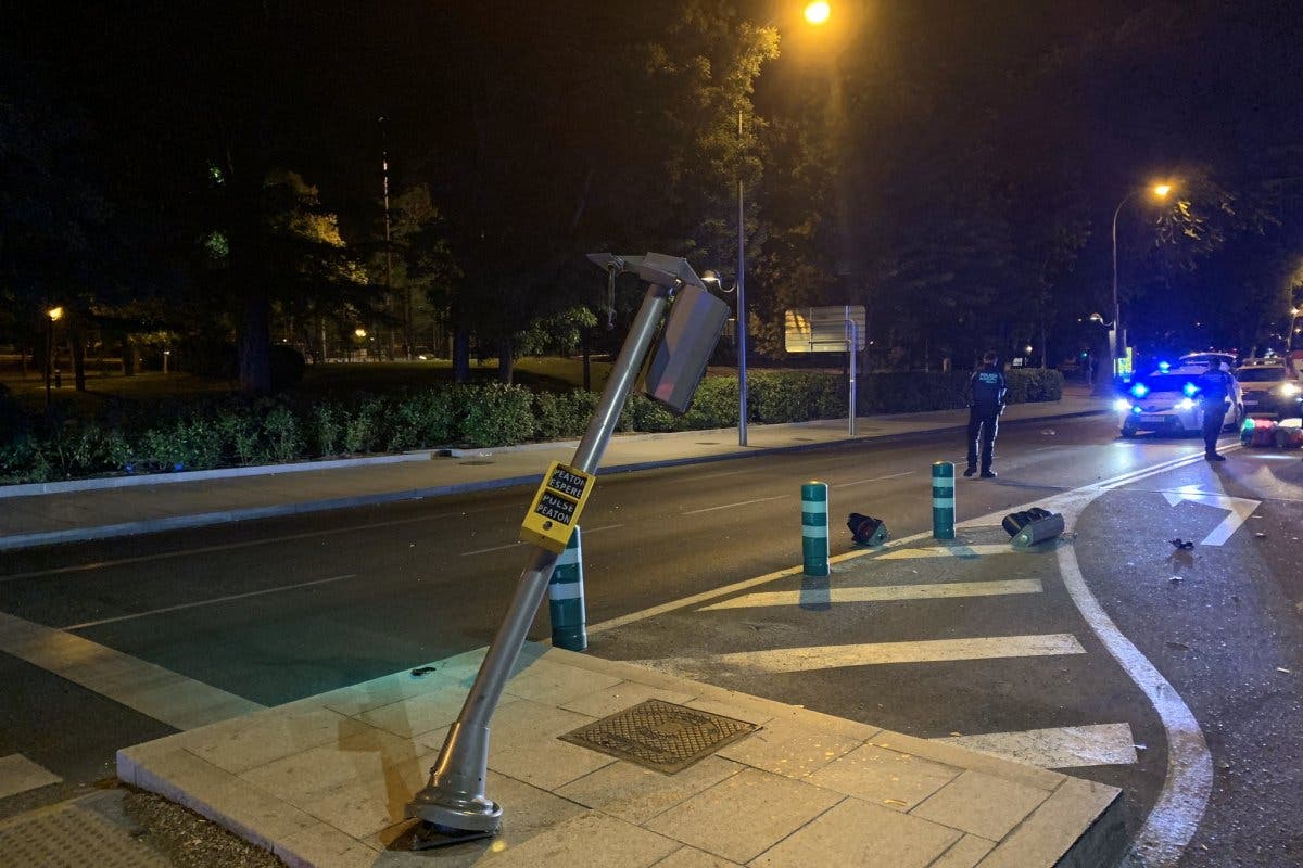 Muere un motorista de 25 años en Madrid tras chocar contra un semáforo