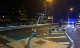 Muere un motorista de 25 años en Madrid tras chocar contra un semáforo