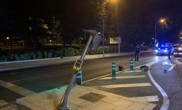 Muere un motorista de 25 años en Madrid tras chocar contra un semáforo