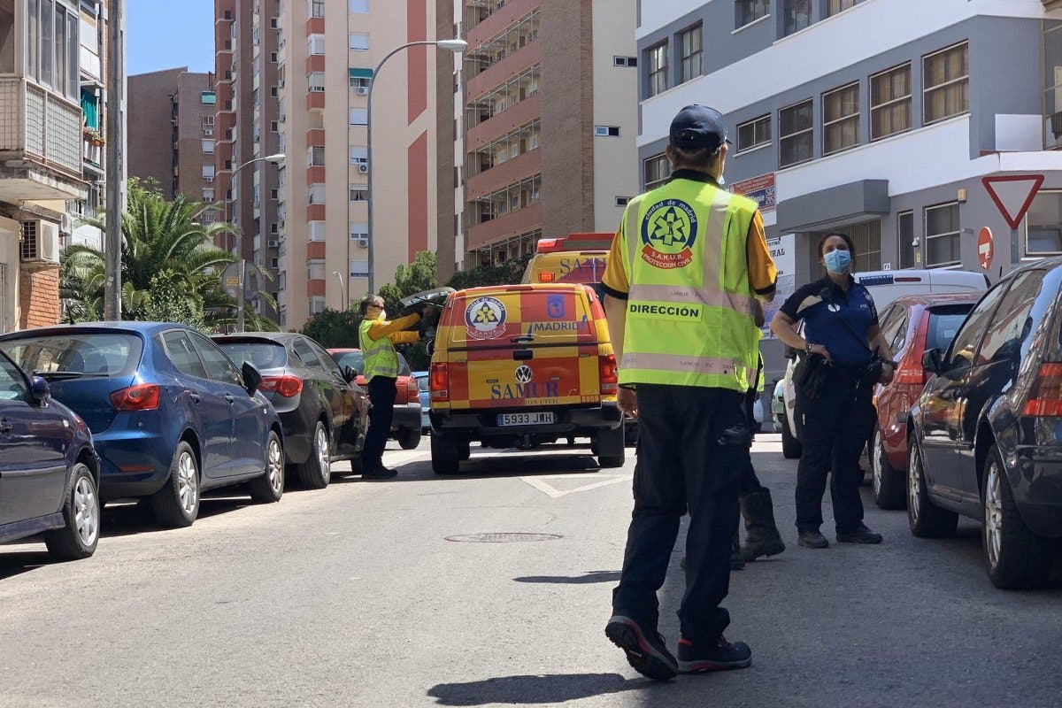 Muy grave al caer desde un cuarto piso mientras limpiaba las ventanas en Ciudad Lineal