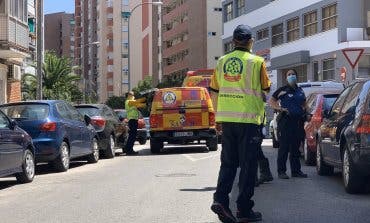 Muy grave al caer desde un cuarto piso mientras limpiaba las ventanas en Ciudad Lineal