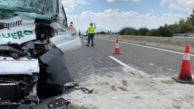 Muere el conductor de una furgoneta al chocar contra un camión en la A1