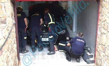 Rescatan a un gato del motor de un coche en Velilla
