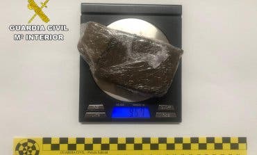Detenidos tras arrojar una tableta de hachís por la ventanilla en la A2
