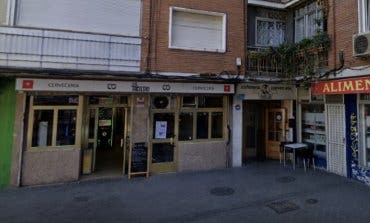 Arrojan un cubo de lejía sobre los clientes de una terraza en Vicálvaro