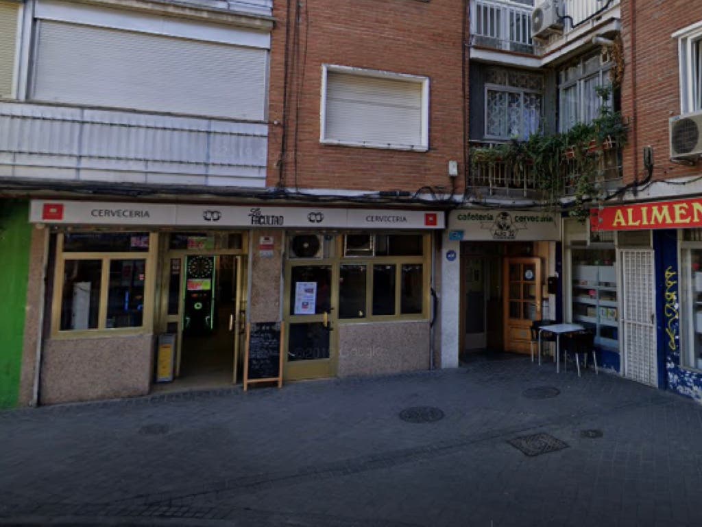 Arrojan un cubo de lejía sobre los clientes de una terraza en Vicálvaro