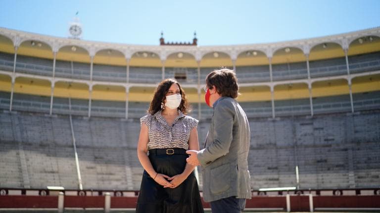 Ayuso firma un protocolo con Almeida para proteger la tauromaquia como patrimonio cultural