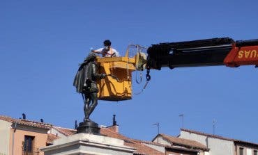 Alcalá de Henares realiza labores de mantenimiento de la estatua de Cervantes
