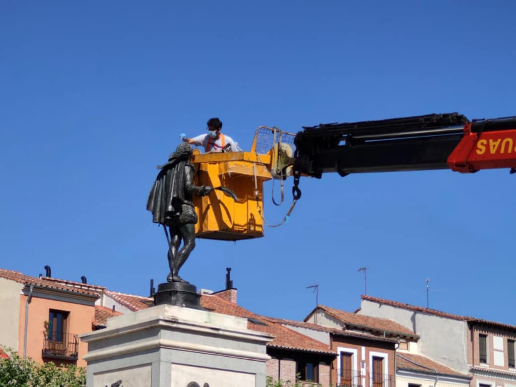 Alcalá de Henares realiza labores de mantenimiento de la estatua de Cervantes