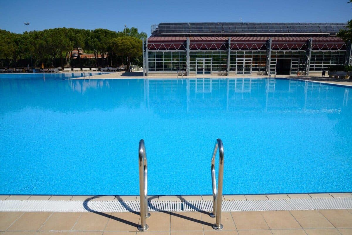 Madrid realiza PCR a los trabajadores de las piscinas que abren hoy 