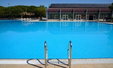 Madrid realiza PCR a los trabajadores de las piscinas que abren hoy 