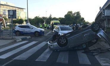 Aparatoso vuelco de un vehículo en Guadalajara