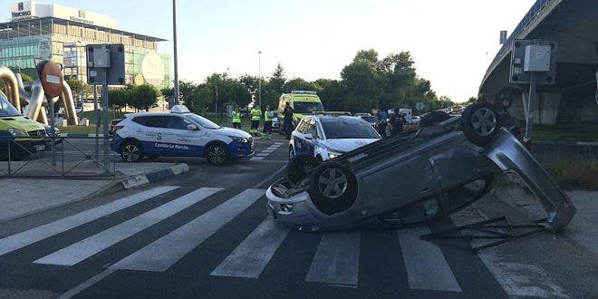 Aparatoso vuelco de un vehículo en Guadalajara