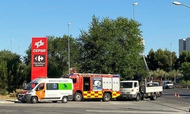 Rescatan en Coslada a un operario atrapado en la cesta elevadora de un camión