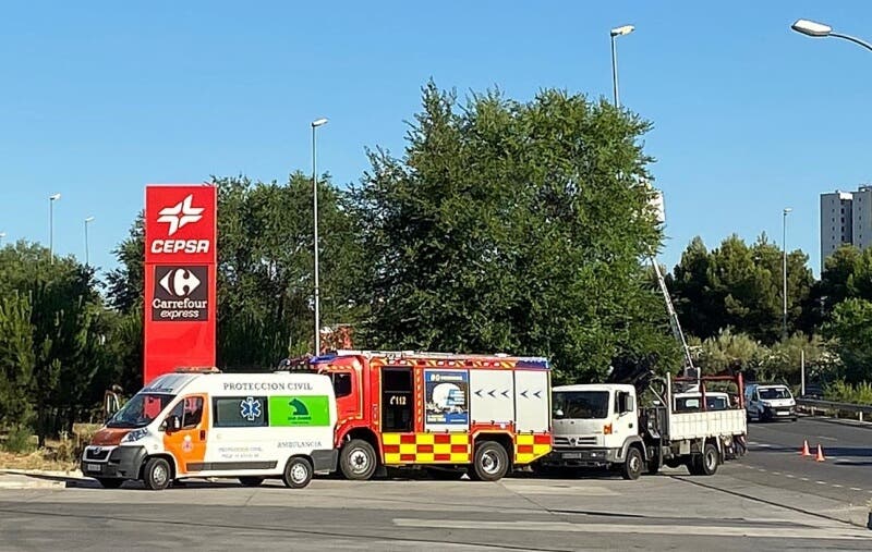 Rescatan en Coslada a un operario atrapado en la cesta elevadora de un camión